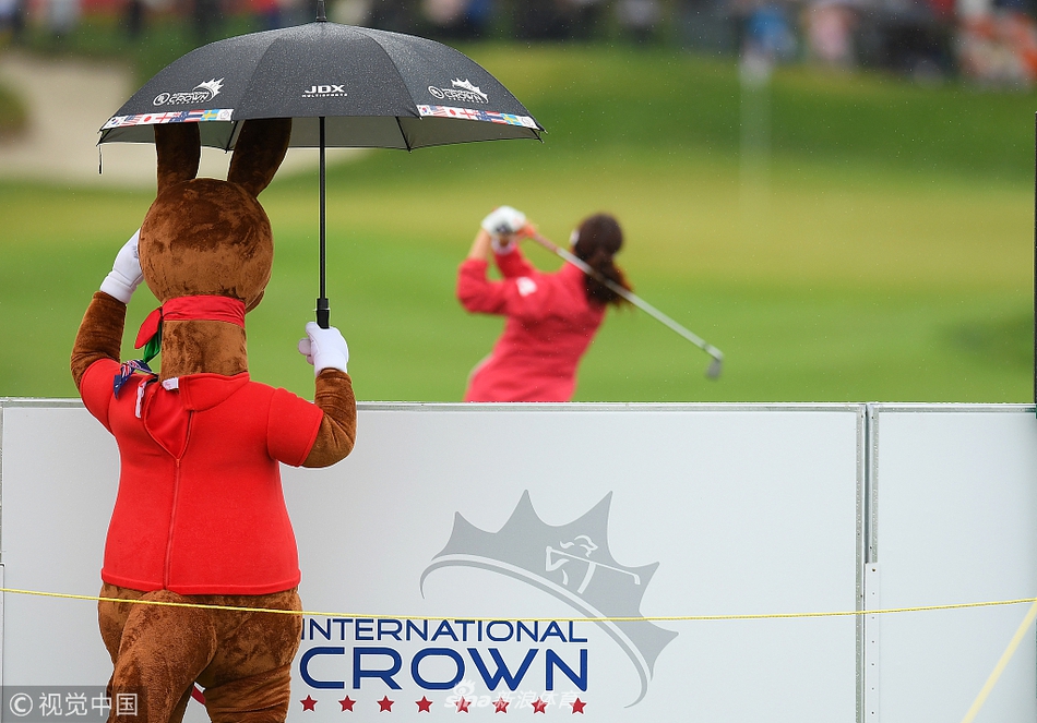 田仁智在众人的注视下推出一记关键推杆，全场屏息凝神，等待那决定命运的一刻。