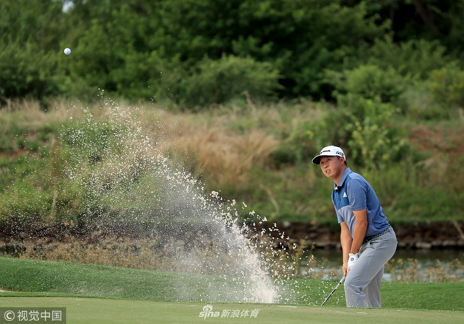 冠军利普斯基与亚军杰米森并肩站立，在颁奖仪式上互相致意，展现了赛场上的尊重与友谊