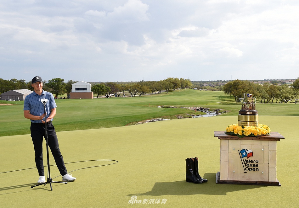 斯皮思在开球台上全力挥杆，身体充分扭转，目光紧随小球飞行的轨迹，动作流畅而充满力量。
