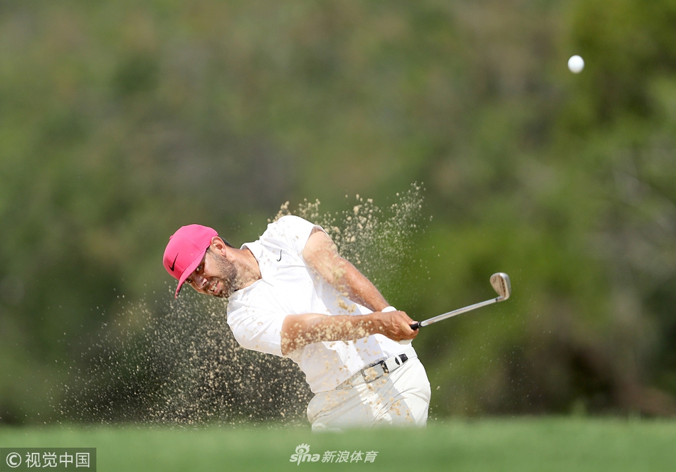 利普斯基在球迷的欢呼声中捧杯环绕，与现场观众分享胜利的喜悦，场面热烈而感人