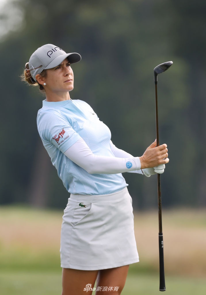 新西兰名将高宝璟在果岭上俯身轻柔推杆,表情专注,对胜利的渴望清晰写在脸上。