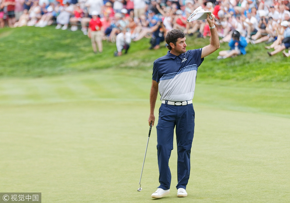 沃森在决赛轮中强势开球，白色小球在蓝天绿草间划出一道充满力量的弧线。