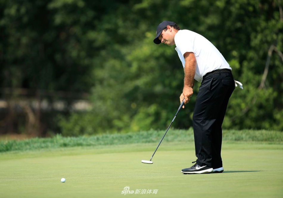 伍兹在练习轮中聚精会神地注视开出的高尔夫球飞行轨迹