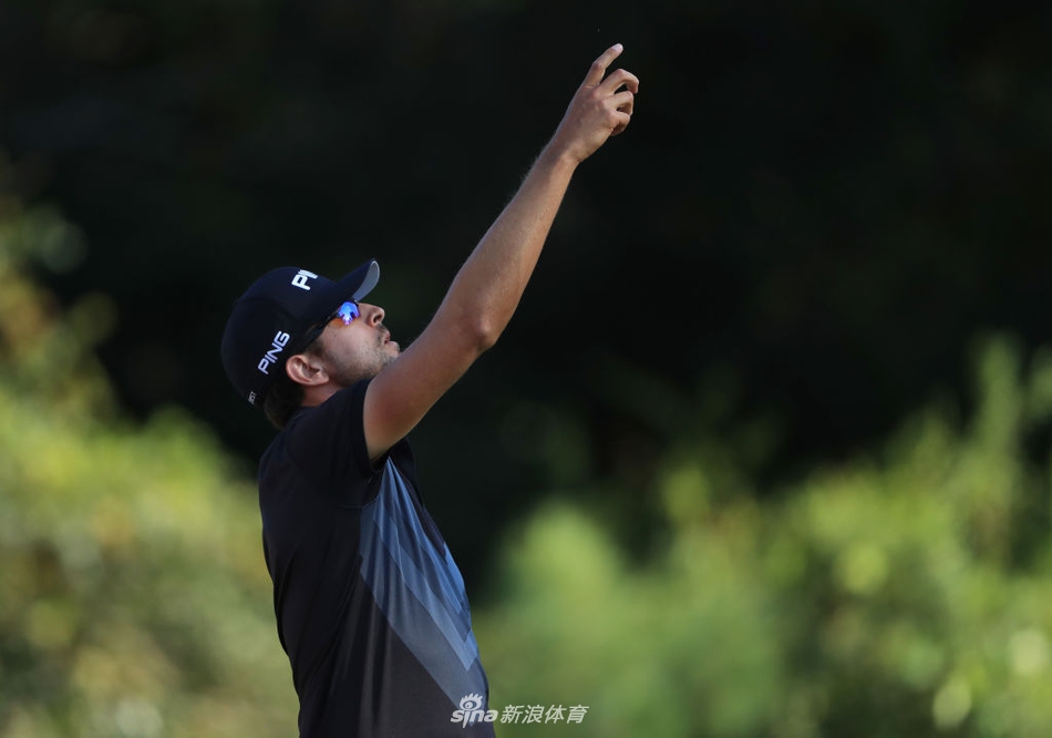 华裔新星吴璧源在果岭边凝神观察推杆线路，专注的神情预示着对胜利的渴望。