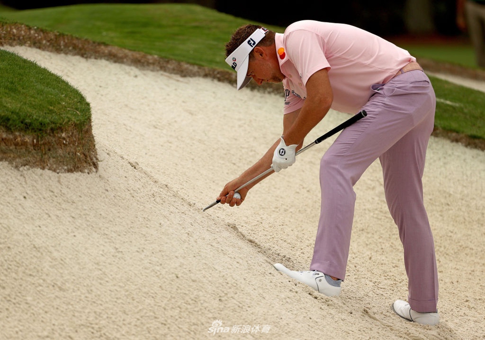 菲尔·米克尔森与年轻球手轻松交谈，传奇与新生代的对话在此刻温暖定格。