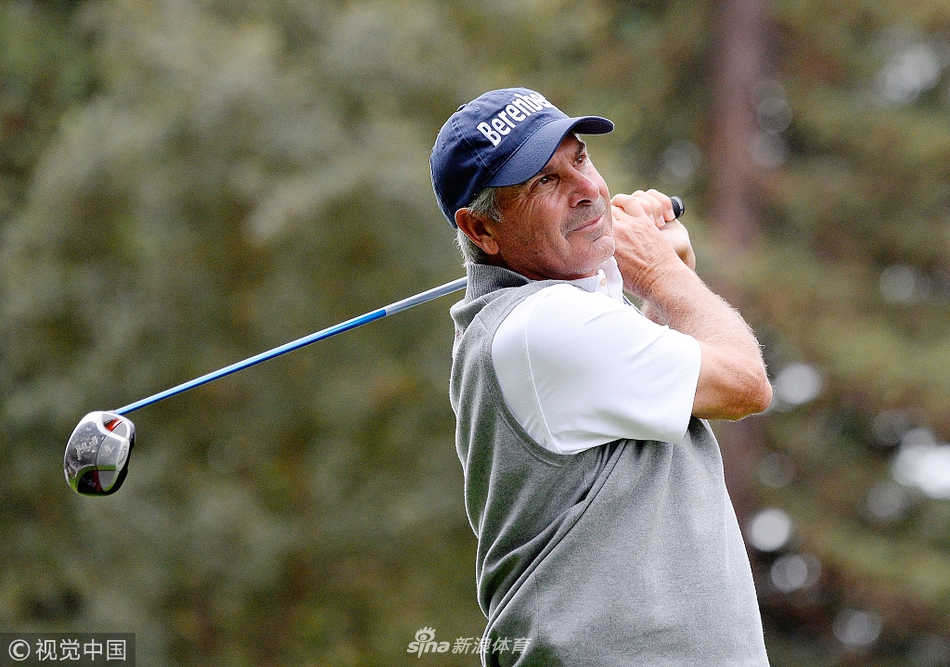 塞普·斯塔卡在首轮比赛中专注推杆，其无柏忌的完美表现为他带来了梦幻开局