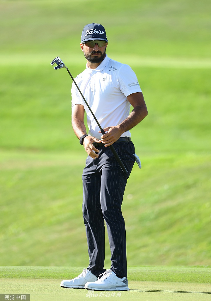 年轻球员在比赛中凝神思考下一杆策略,新一代的力量正在赛场上崛起