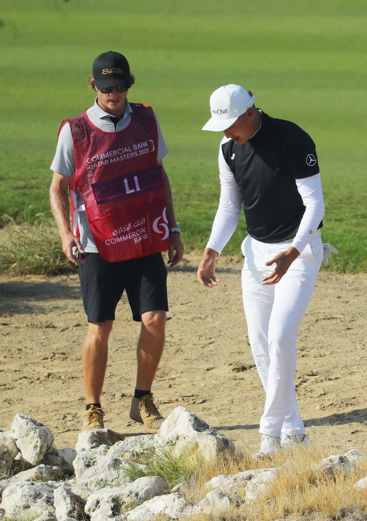 特写镜头下，李昊桐的手稳稳握住球杆，目光如炬地望向前方落点，展现出职业球员的沉着。