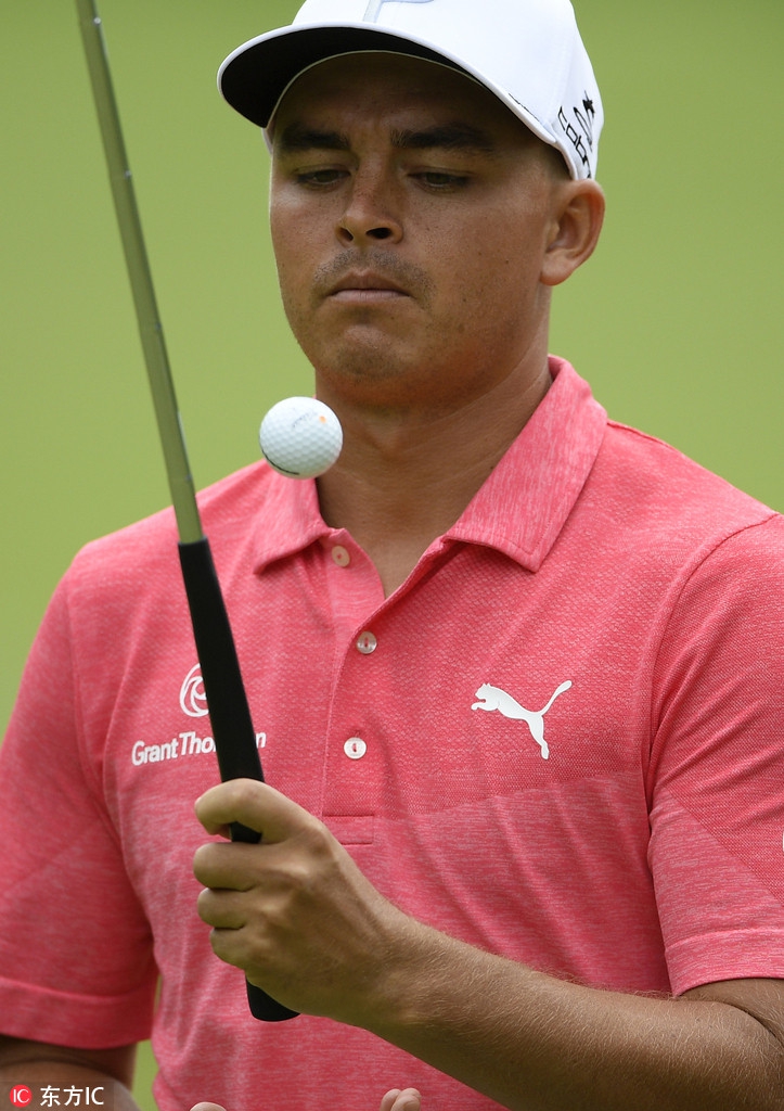 伍兹在练习轮中奋力开球，身体全力扭转，展现着经过腰部融合手术后依然强大的爆发力。