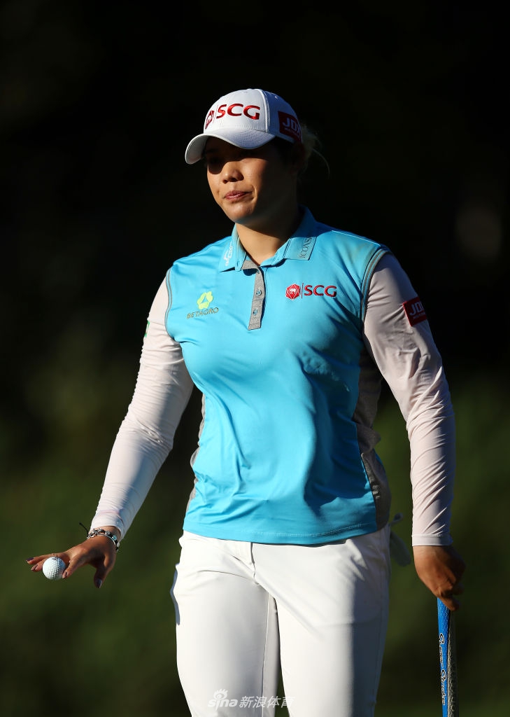 刘萱在发球台上全神贯注地准备开球,她娇小而坚定的身影与宽阔的球场形成了动人的对比。