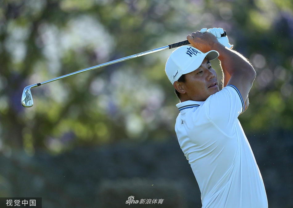 吴阿顺以流畅而有力的动作完成上杆，身体扭转充满力量，目光如炬紧盯目标方向。