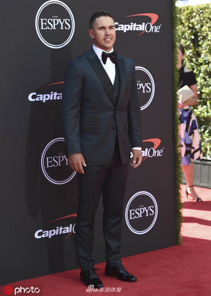 科普卡搂着女友詹娜的腰肢，两人在镜头前开怀大笑，幸福之情溢于言表，画面极具感染力。