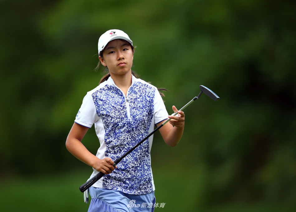 赛后的颁奖典礼上,冠军高举奖杯,礼花漫天飞舞,庆祝这来之不易的荣耀时刻。