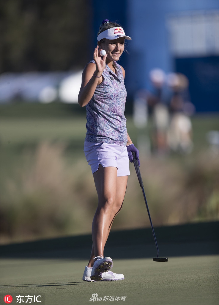 布里特莉·林西科姆在球道上凝神预备击球,身后是迪伯伦球场宽阔的球道与天际线