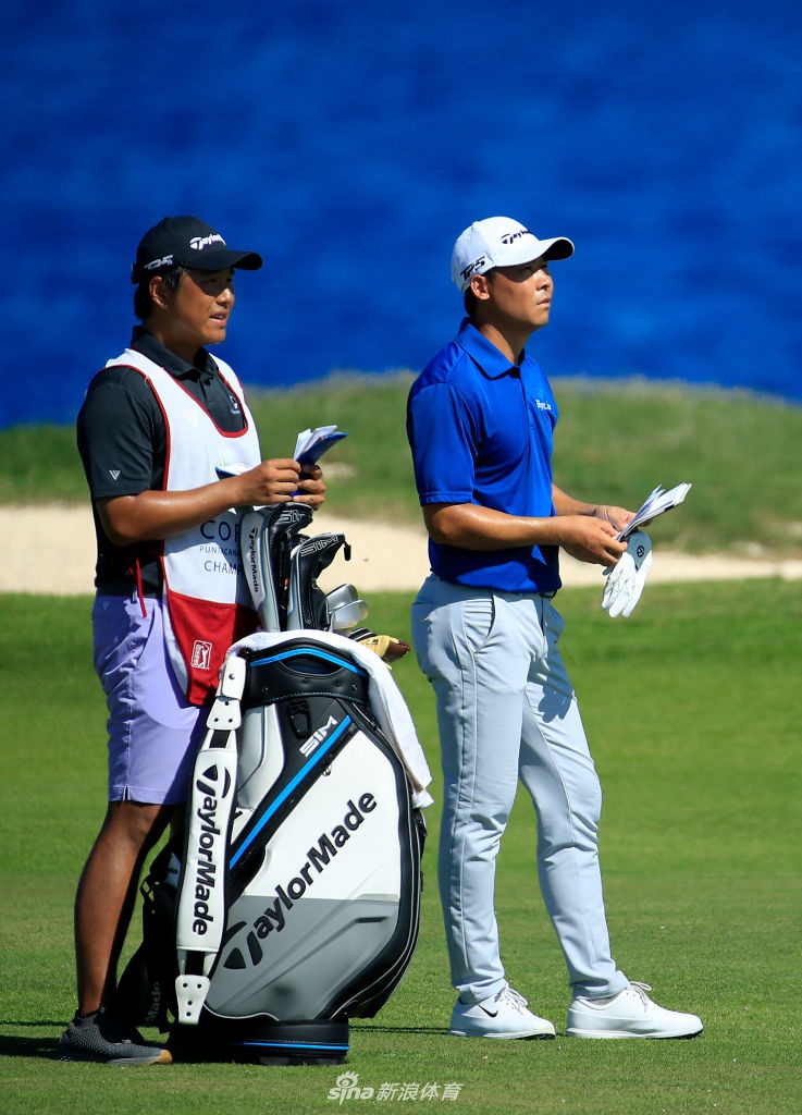 斯沃福德与妻子在奖杯旁深情相拥，胜利的喜悦与家庭的温暖在此刻交融