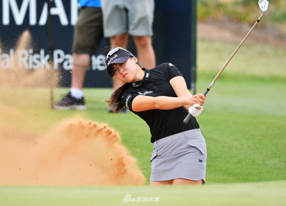 朴仁妃在获胜后与冠军奖杯合影,脸上洋溢着灿烂而释怀的笑容,手中奖杯熠熠生辉。