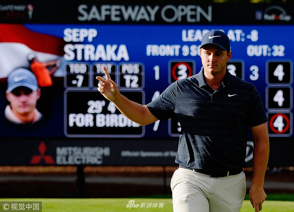 赛场之上，球员与球童正在认真商讨策略，计算每一杆的风向与距离