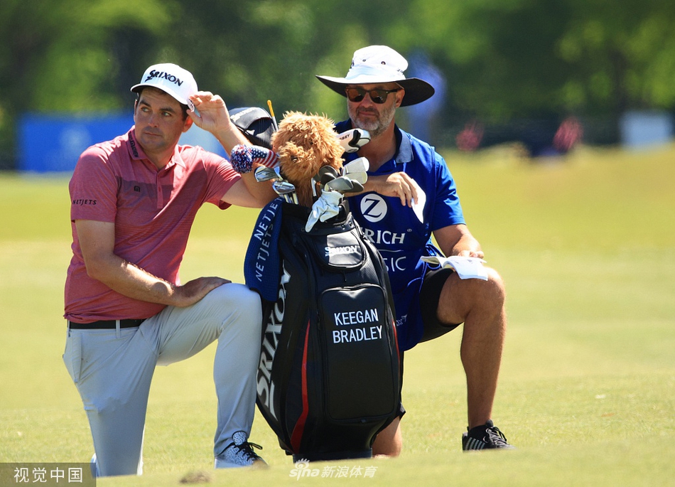 果岭上的专注：一位球员在果岭上仔细研判推杆线路，观众在背景中屏息凝神，赛场气氛紧张而安静。