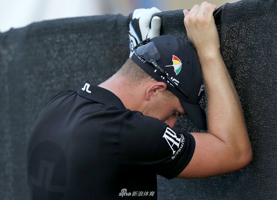 决赛轮群星璀璨,麦克罗伊在沙坑中救球,展现出非凡的短杆技巧与身体控制力