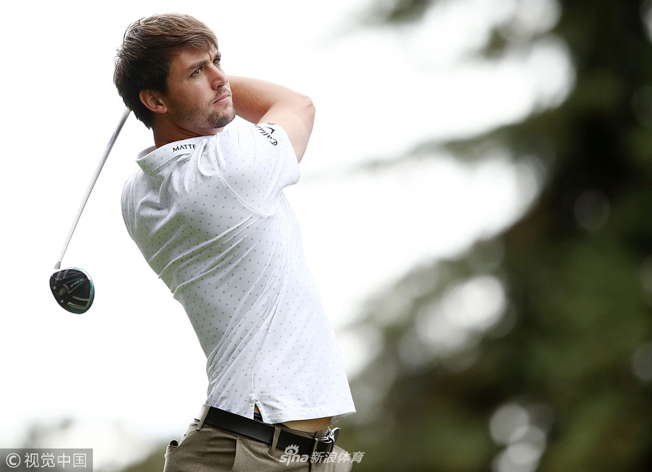 夕阳下的练习果岭，球员们仍在为周末的决战进行着最后的推杆打磨