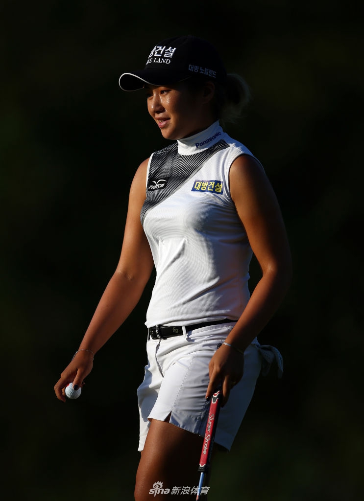 柳箫然在果岭边用切杆将球温柔地送至洞杯附近,展示了精湛的短杆手感与掌控力。