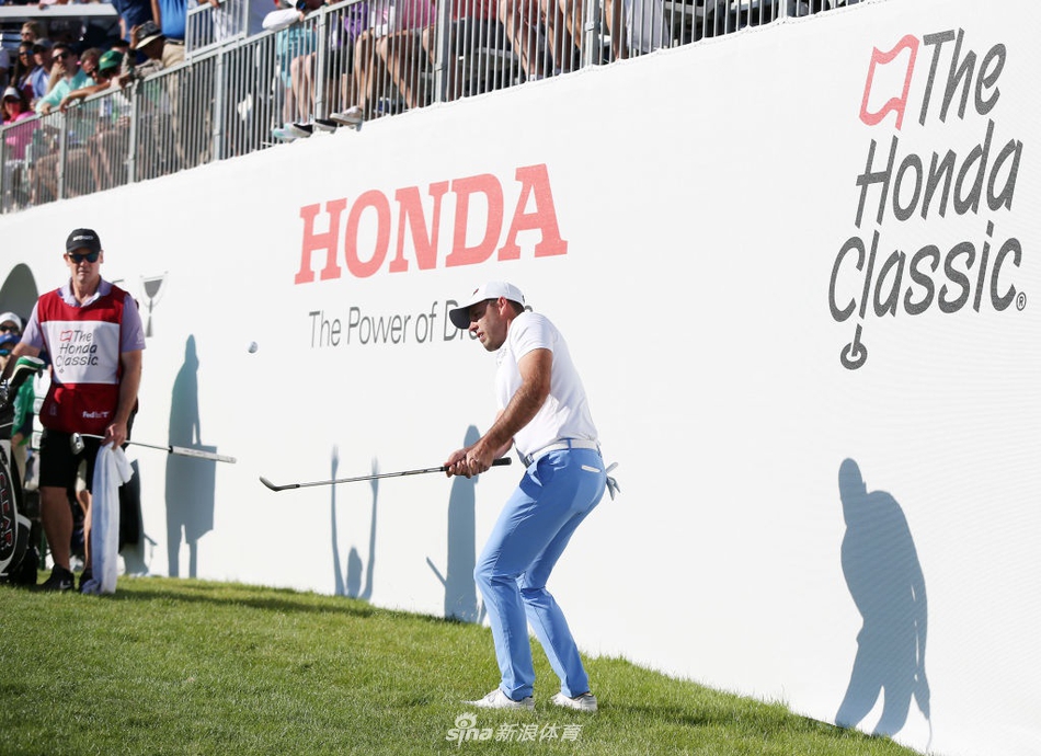 弗利特伍德在练习果岭上进行赛前推杆热身，神情专注，为即将到来的决赛轮做最后准备。