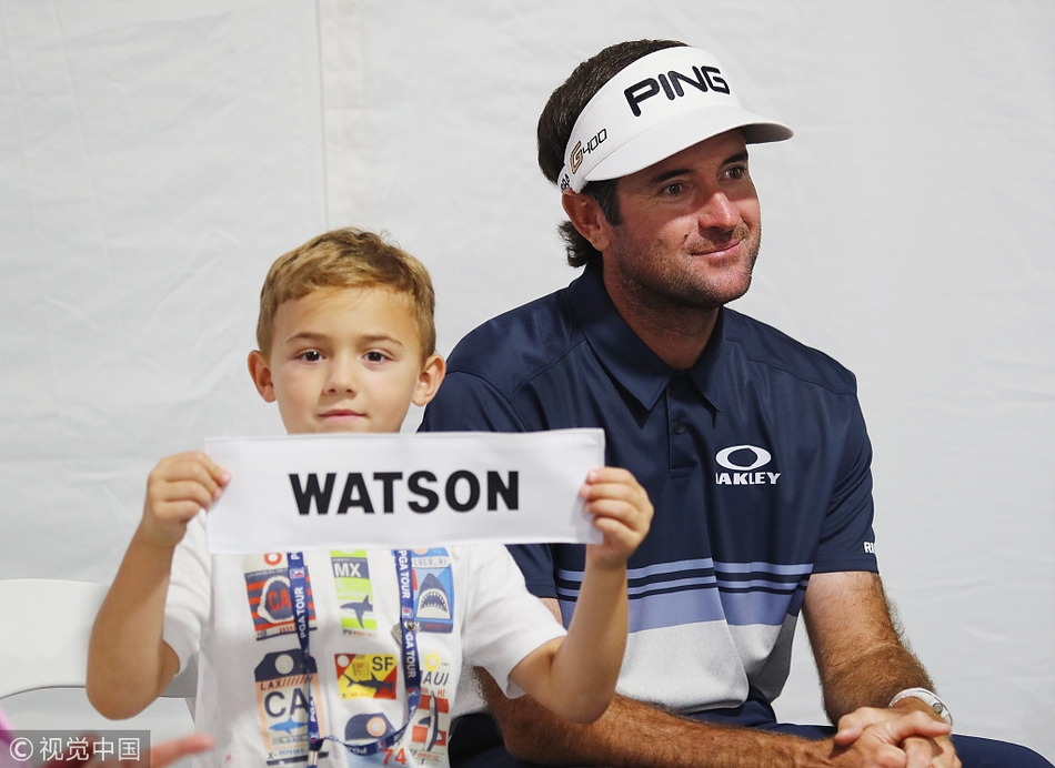 巴巴·沃森以标志性的大力开球开启决赛轮征程，展现出志在必得的决心。