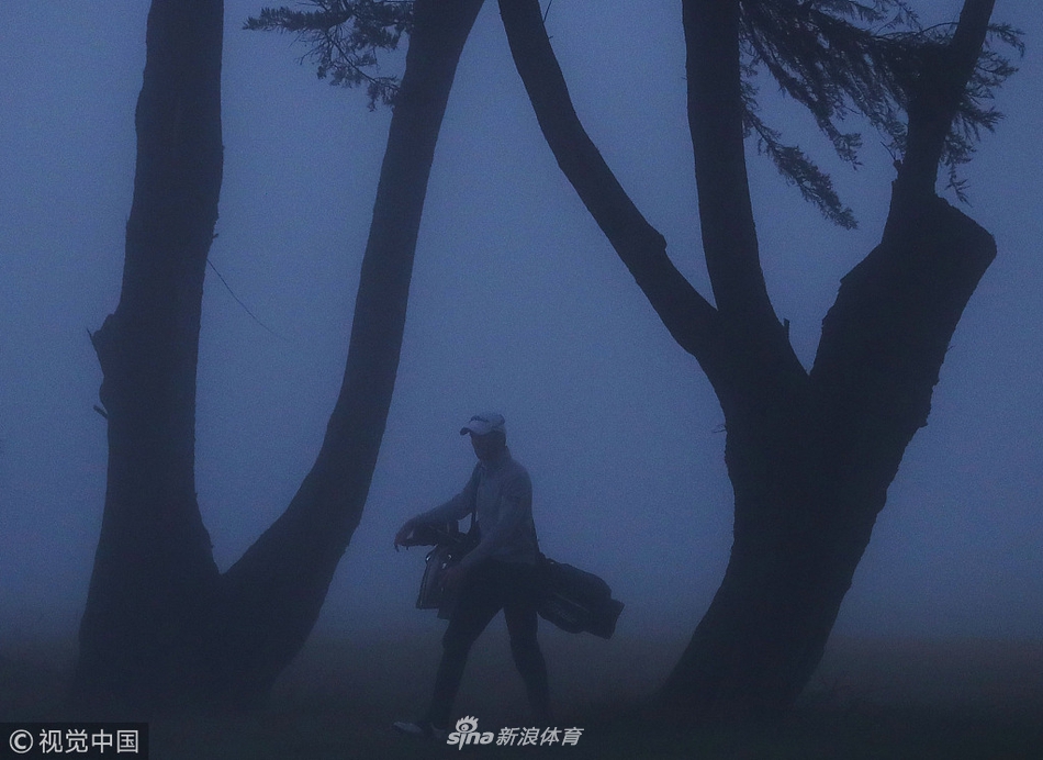 清晨薄雾笼罩下的13号海滩林克斯球场，球道与远处的沙丘若隐若现，仿佛一幅宁静的水墨画。