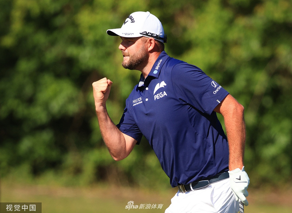 冠军组合激情庆祝：马克·利什曼与卡梅隆·史密斯在赢得苏黎世精英赛后激动相拥，喜悦之情溢于言表。