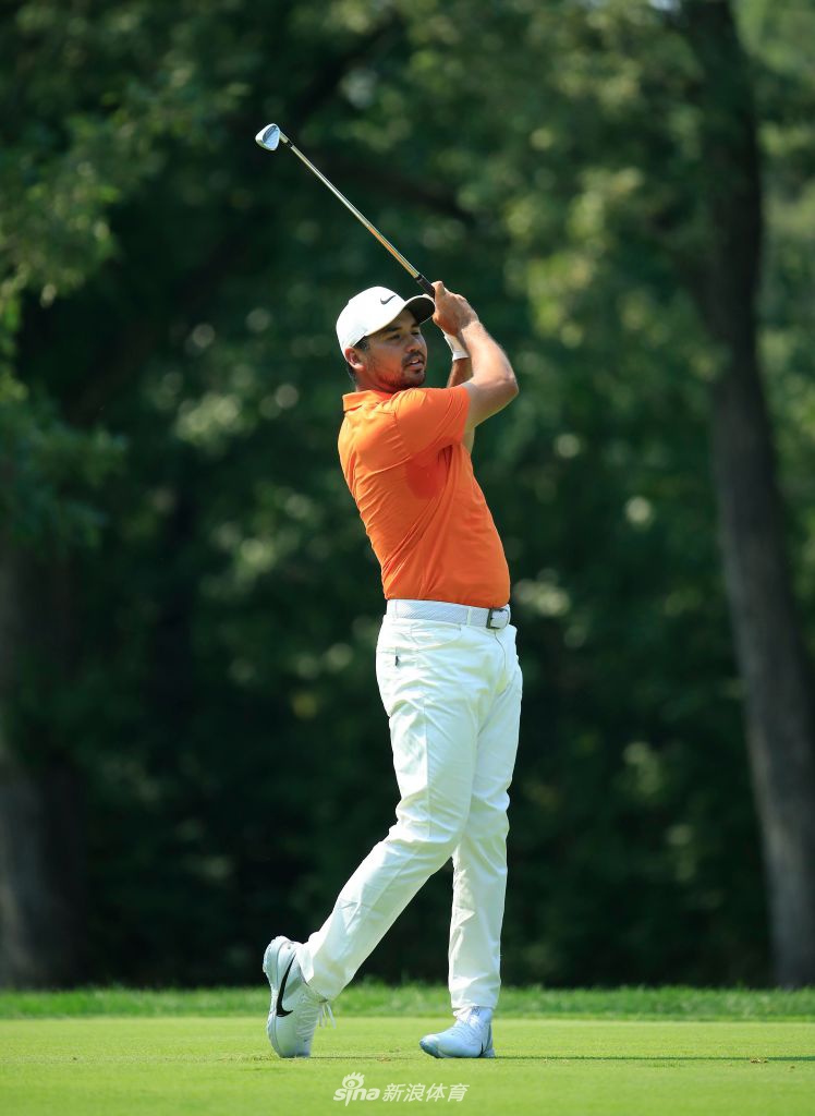 伍兹与麦克罗伊并肩走向发球台,阳光下的背影象征着传承与挑战