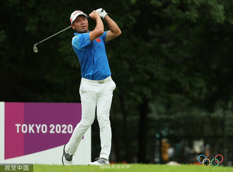 奥运高尔夫赛场全景，霞关乡村俱乐部绿草如茵，球道与湖泊交错，构成一幅宁静而充满挑战的竞技画卷。