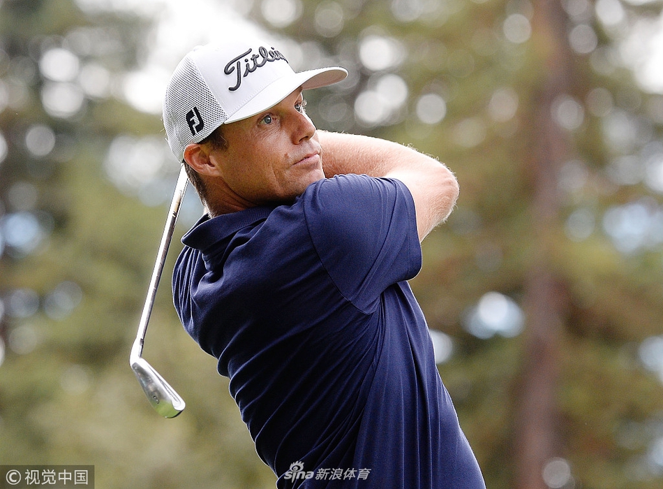 菲尔·米克尔森在果岭边审慎观察线路，寻求摆脱莱德杯失利阴霾的突破之击