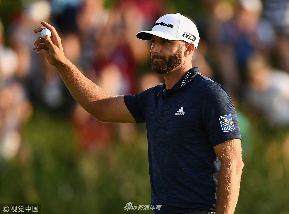 弗利特伍德捧起冠军奖杯瞬间，脸上洋溢着胜利的喜悦与如释重负的笑容