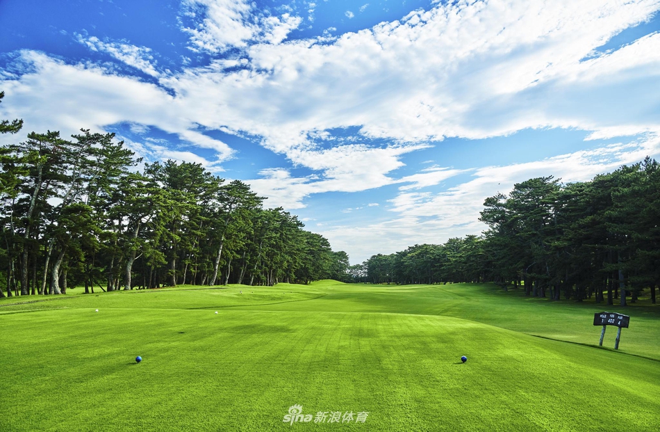 悬崖边的第12洞果岭，宛如镶嵌在蔚蓝太平洋上的一颗翡翠，惊险而壮美