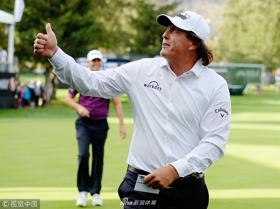 布兰特·斯内德克尔在第二轮比赛中展现精准铁杆，将小球攻向旗杆