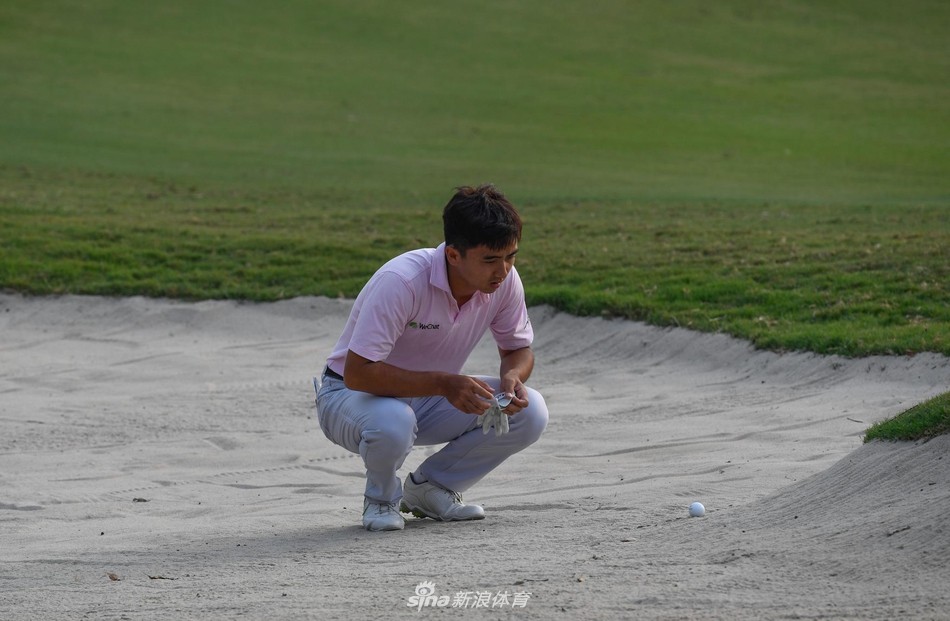英格兰球员本·斯托在首轮比赛中专注推杆，他以创纪录的64杆取得开门红。