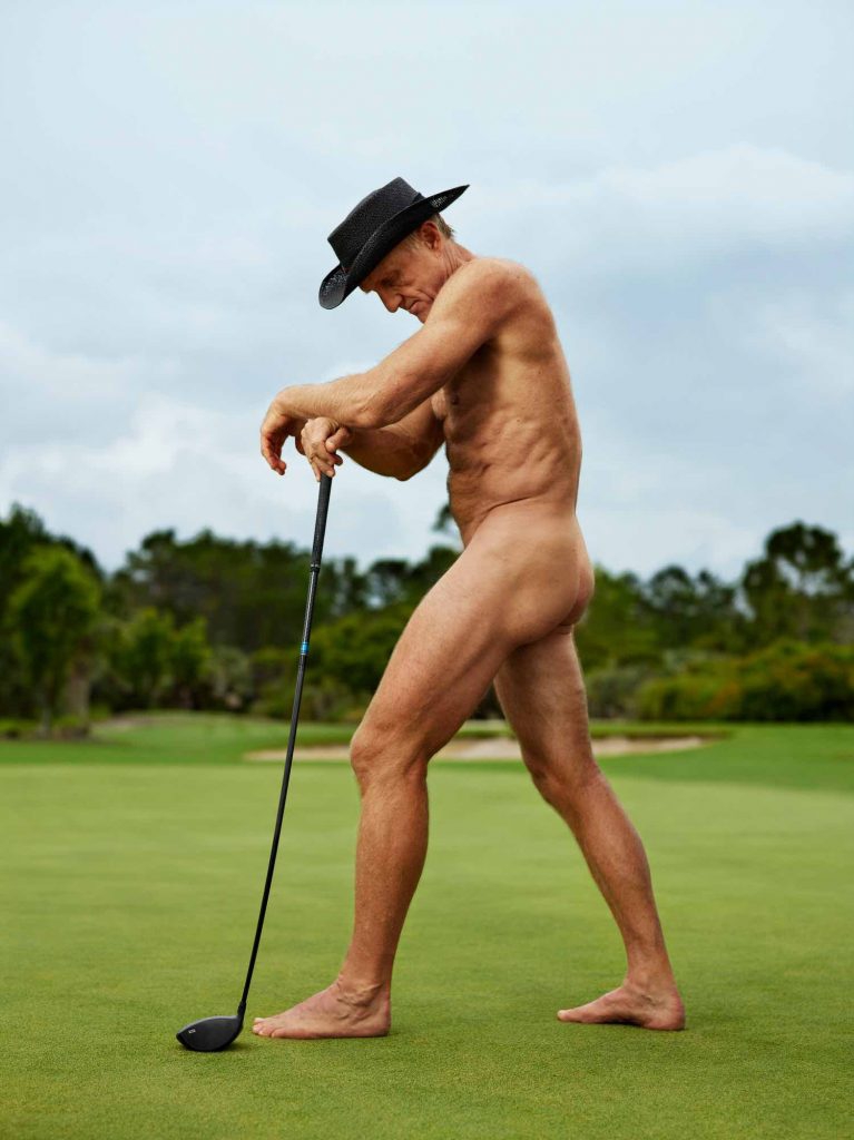 镜头捕捉诺曼沉稳的正面姿态，眼神锐利如昔，时间在其身上留下的是威严而非衰颓。