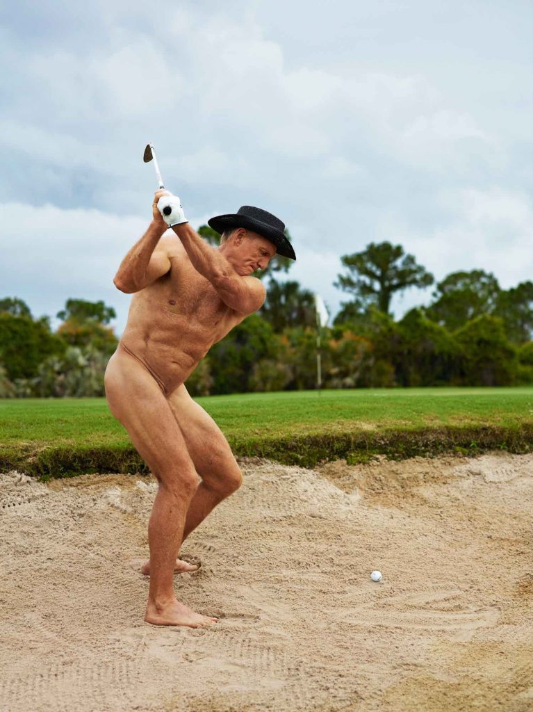 诺曼在海浪边漫步，水光映照着他流畅的腿部线条，步伐稳健，彰显着动感与活力。