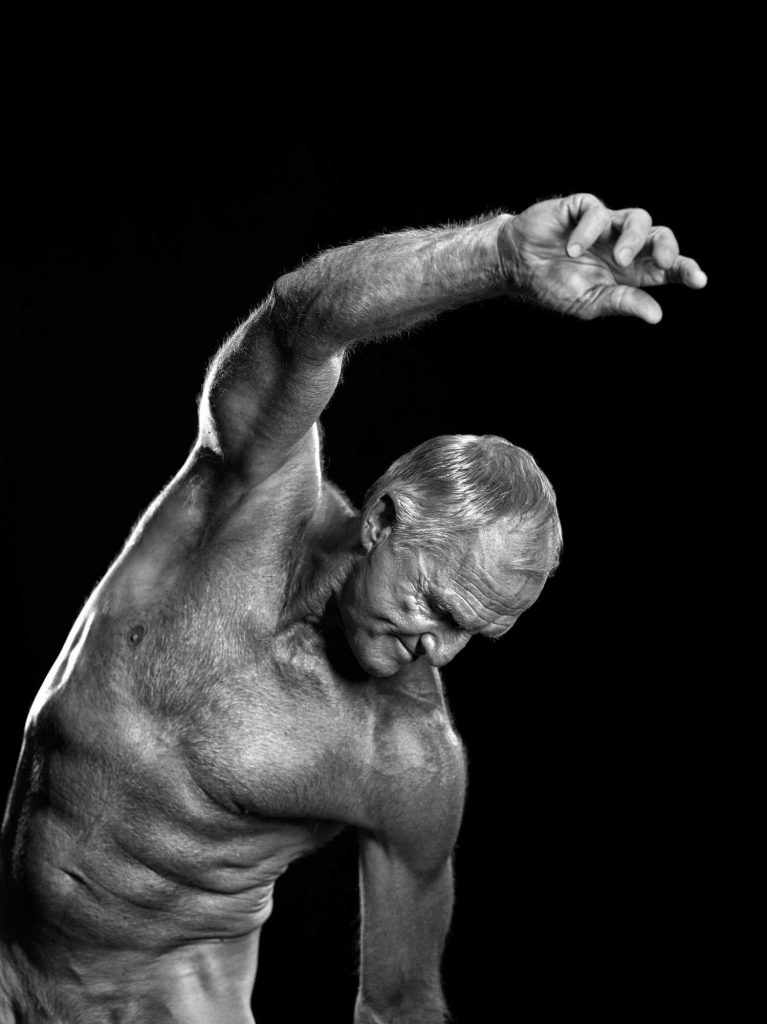 最后一张远景，诺曼化为海天之际的一个剪影，仿佛与自然融为一体，象征其传奇生涯的永恒与辽阔。