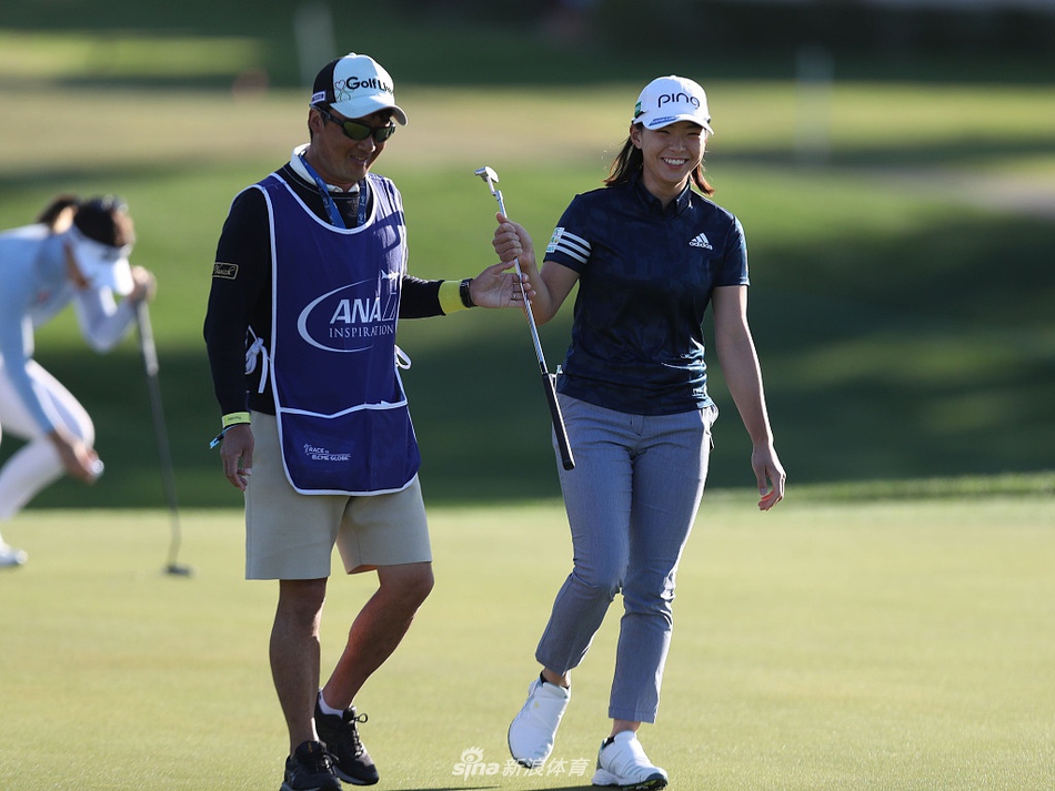 涩野日向子在比赛中露出标志性的开朗笑容，仿佛压力从未存在