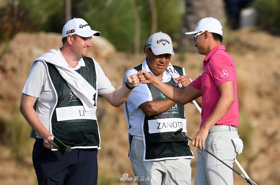 美国大炮型球员德尚博专注准备开球,他的力量型打法在赛场上独树一帜。