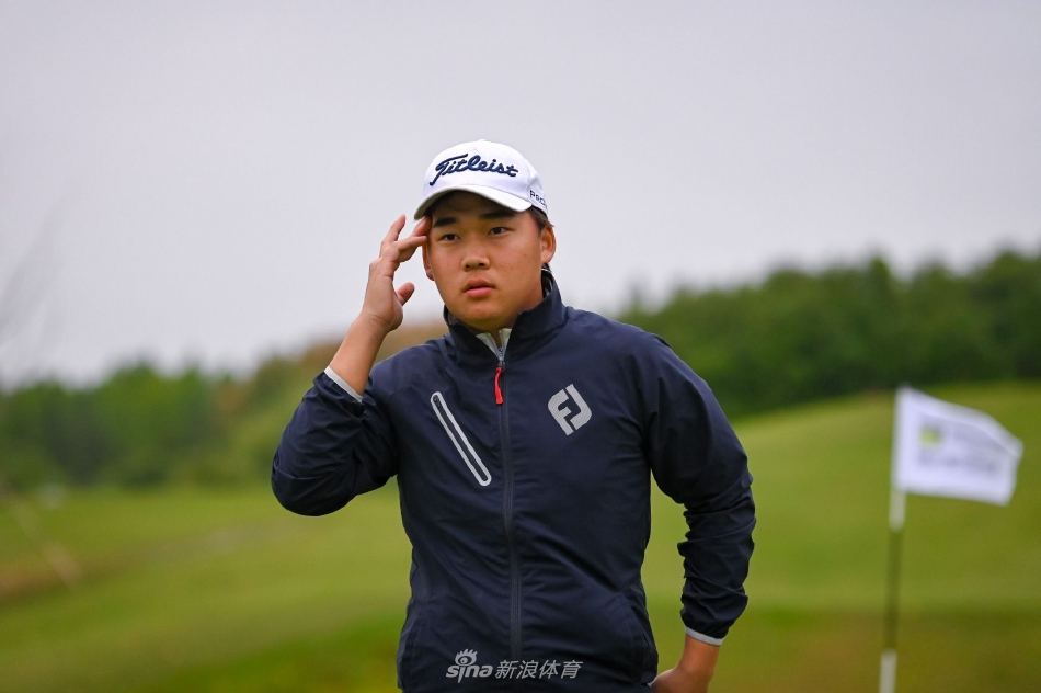 姚学锋与高朋会组合高举队际赛冠军奖杯“座上宾”，笑容灿烂