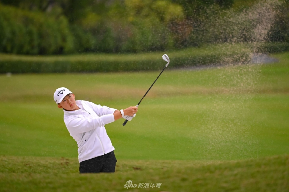 颁奖典礼上，赛事主办方为获奖选手们颁发精致的奖杯