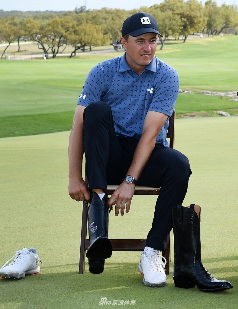 斯皮思在果岭边优雅地切杆，小球划过一道精准的弧线飞向旗杆，展示了他昔日赖以成名的精湛短杆技术。