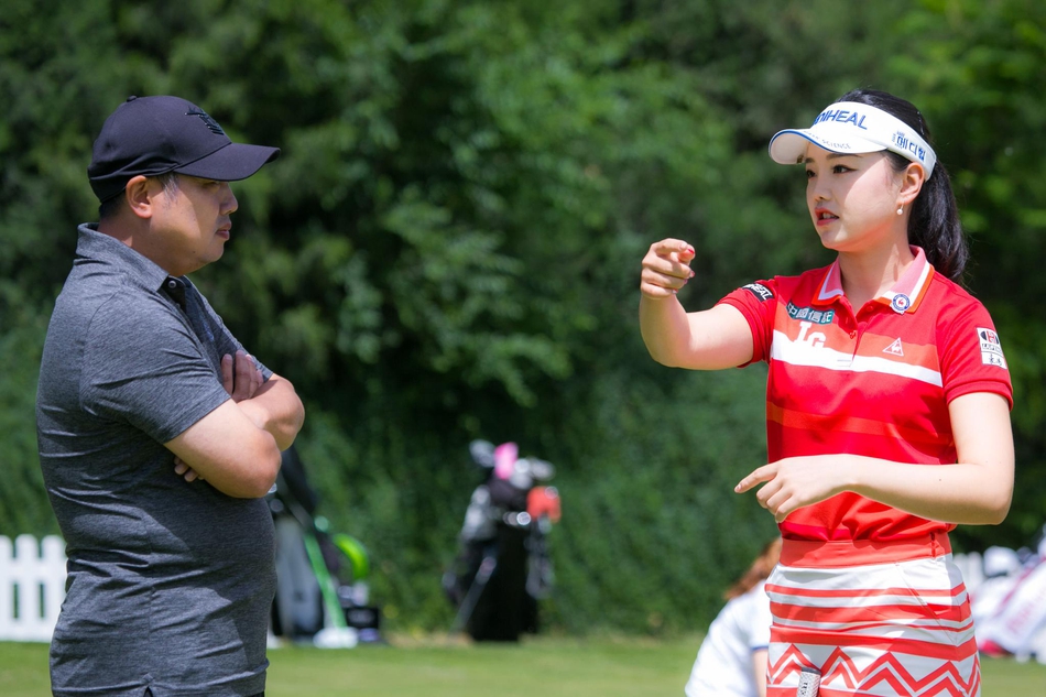 隋响笑容灿烂地低头与刘宇婕对话,刘国梁在一旁欣慰注视,画面温馨