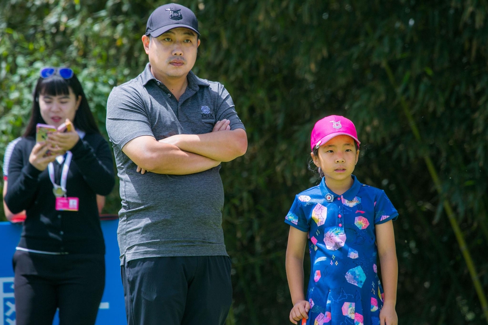 刘国梁面带笑容,轻抚女儿刘宇婕的头发,眼神中充满慈爱与骄傲