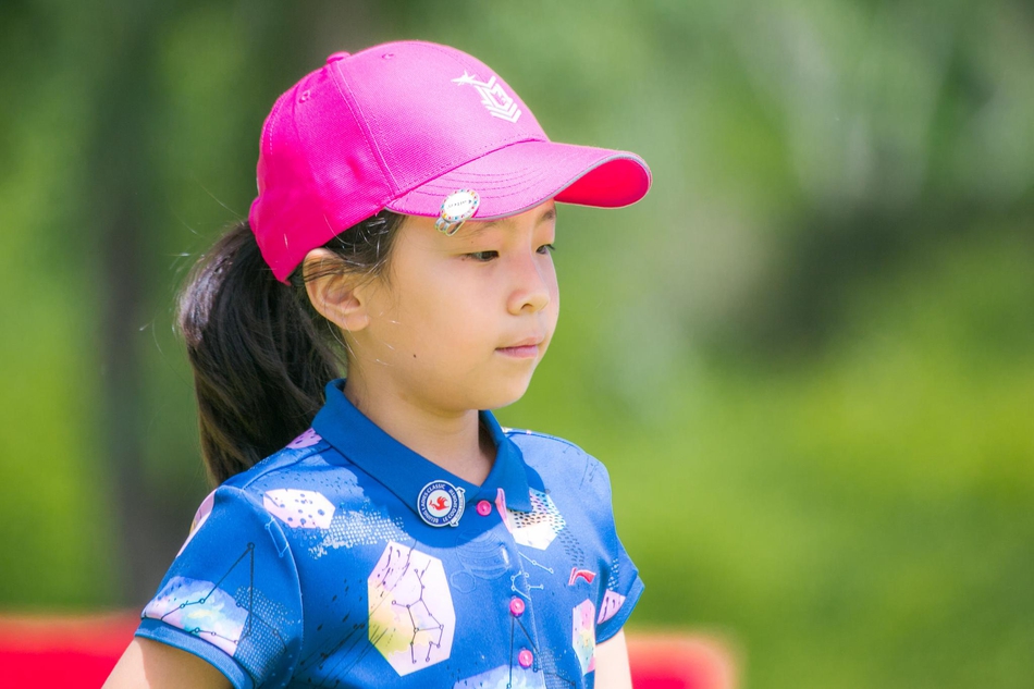 刘国梁、刘宇婕与两位职业球员石昱婷、隋响在果岭上并肩而立,阳光洒在他们身上