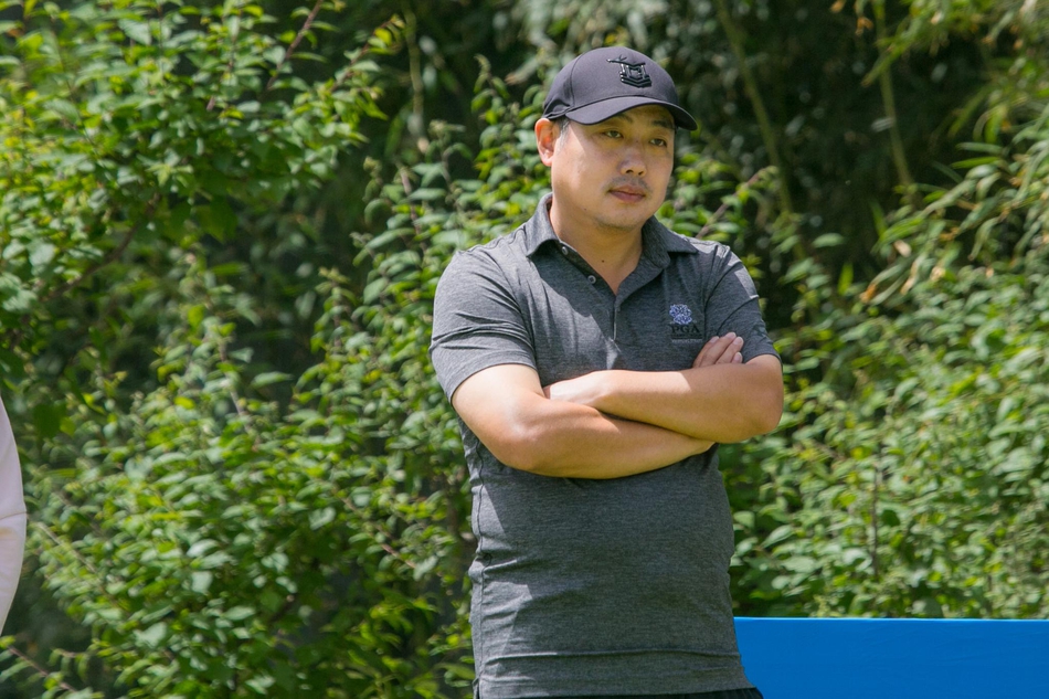 刘宇婕在练习果岭上认真推杆,父亲刘国梁背手站在身后,目光中充满专注与期许