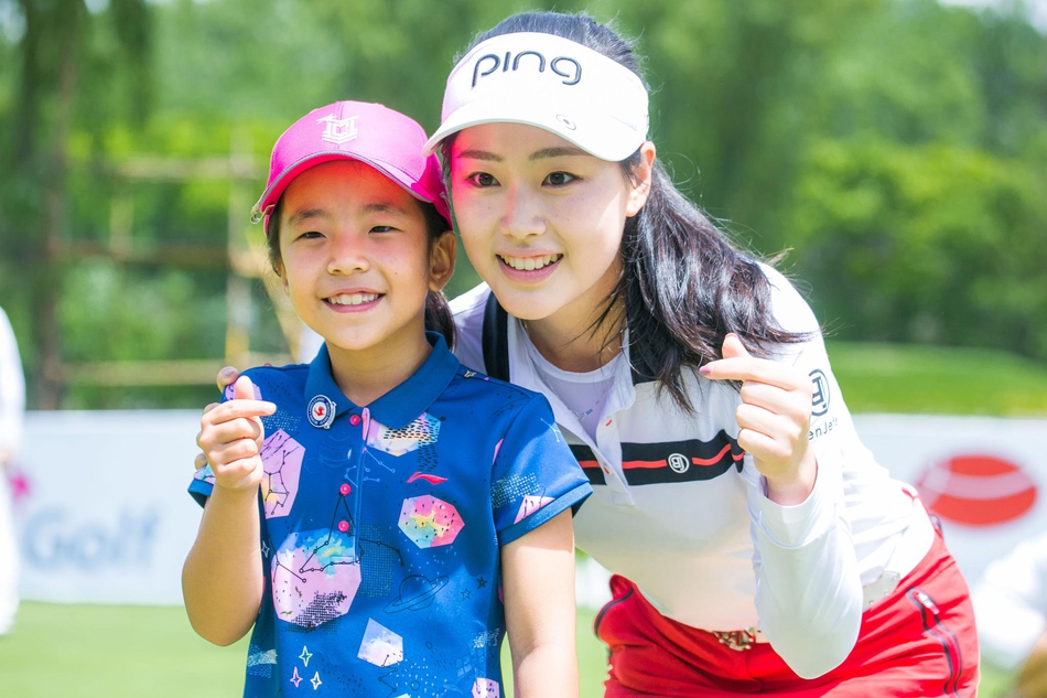 互动结束后,刘宇婕活泼地跑开,刘国梁与两位球员笑着望向她的背影