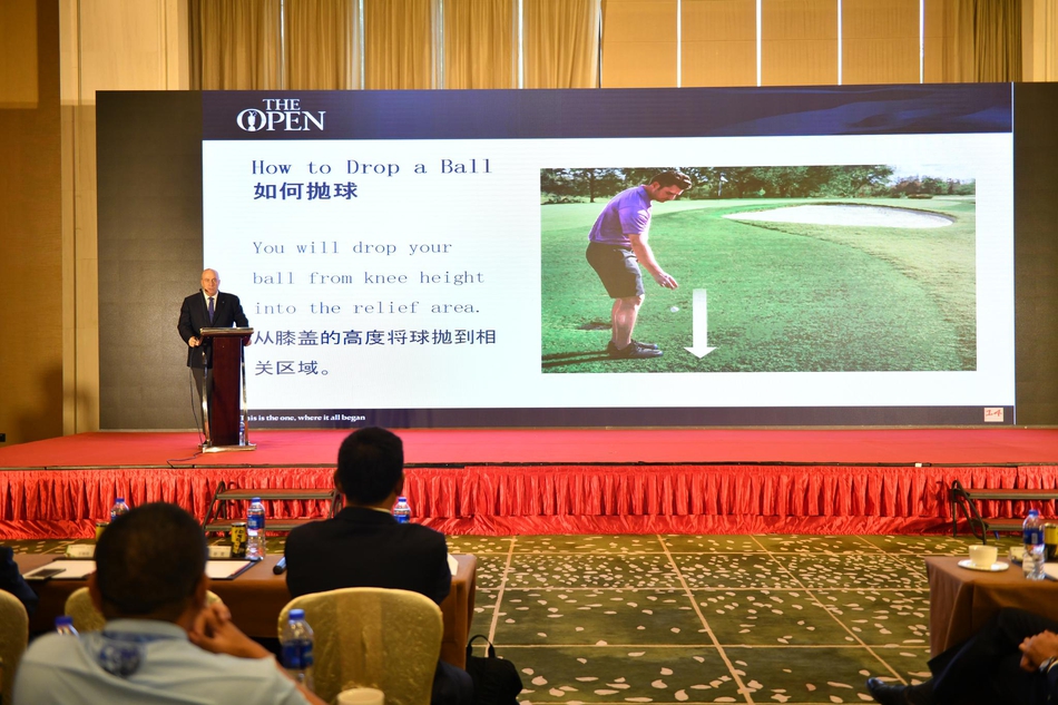 行业专家正在进行主题演讲，他神情专注，手势有力，背后PPT展示着详尽的数据与分析图表